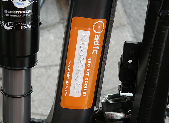 Codierschild Schild mit Codierungs-Code auf dem Fahrradrahmen