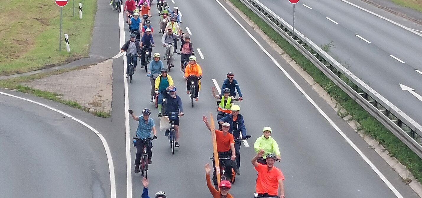 Radfahrende bei Fahrraddemo Radfahrende auf Straße bei der Fahrraddemo