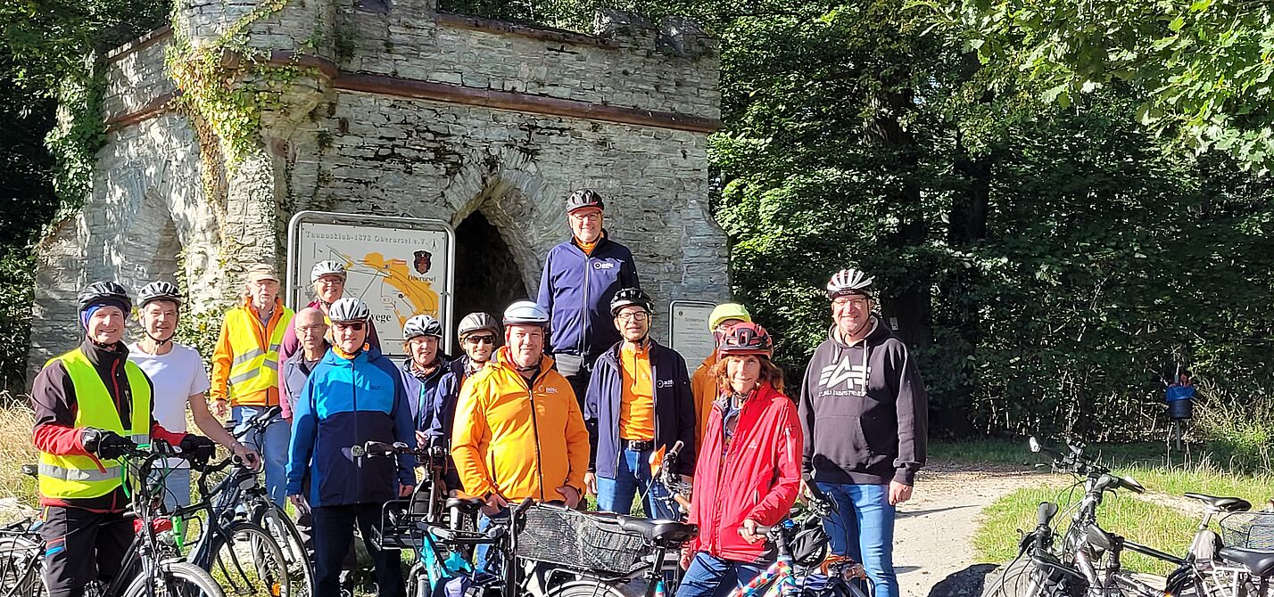 Einige TourGuides bei ihrer Ausbildung Gruppe von Radlern mit Rädern