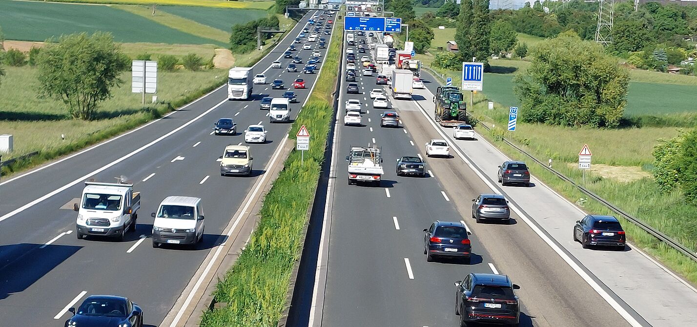 Autobahn Verkehr in beide Richtungen