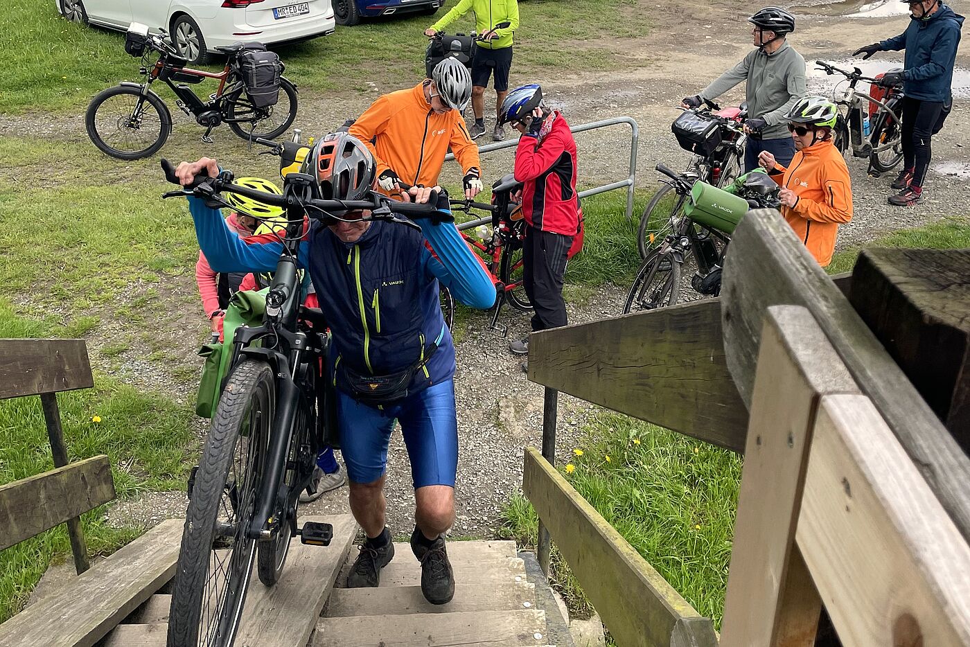 3-Flüsse-Radtour_Edertal_steile_Holzbrücke