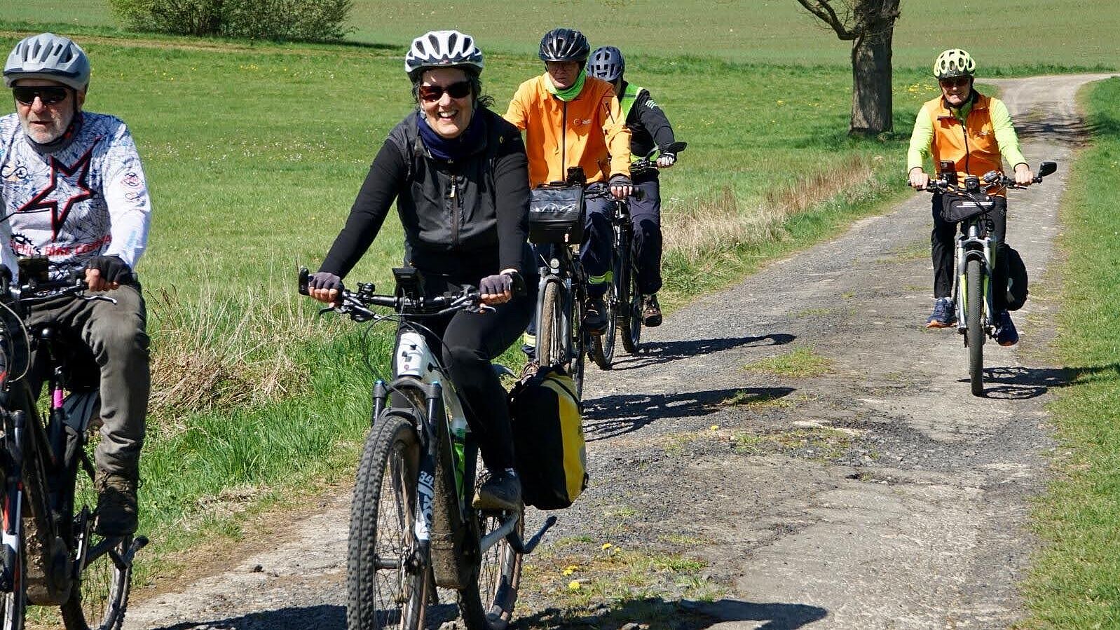 Fahrradgruppe, von vorne, radelnd