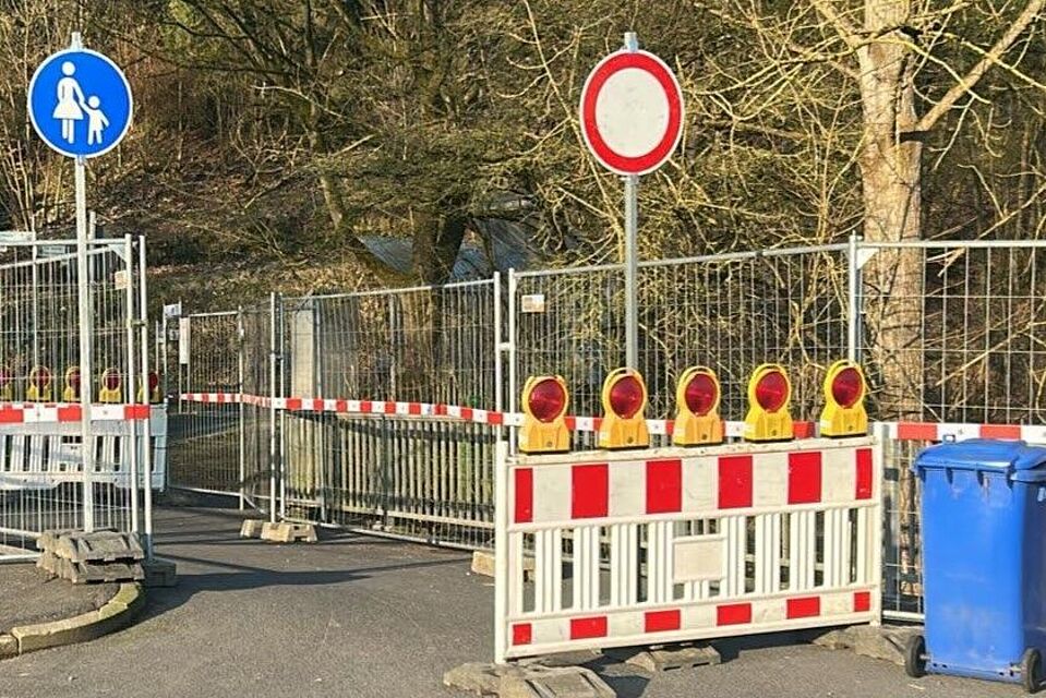 Radfahrer absteigen und schieben Radfahrer absteigen und schieben