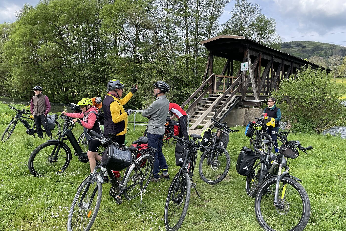 3-Flüsse-Radtour_Edertal_steile_Holzbrücke