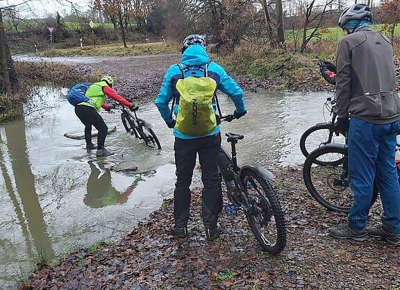 MTB-Tour „Der Norden und Westen Schwalmstadts“ der_TourGuide_muss_es_vormachen
