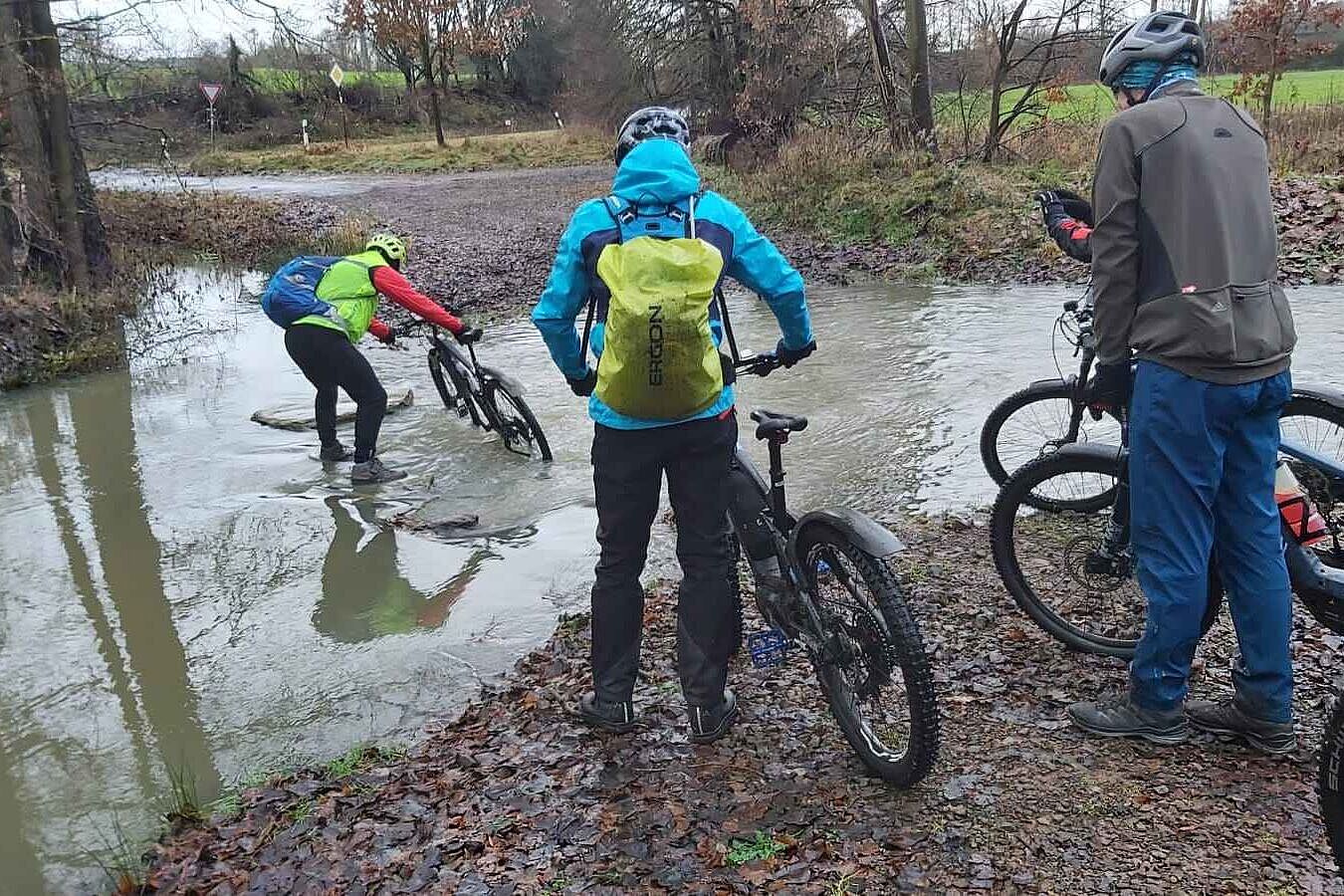 MTB-Tour „Der Norden und Westen Schwalmstadts“ der_TourGuide_muss_es_vormachen