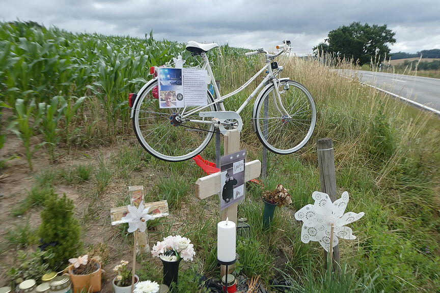 Weißes Fahrrad-Mahnmal Ben Stolzenbach Weißes Fahrrad-Mahnmal Ben Stolzenbach