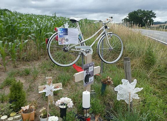 Weißes Fahrrad-Mahnmal Ben Stolzenbach