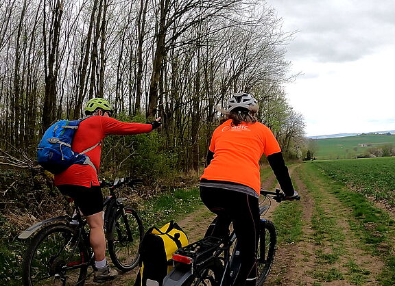 2 Radler, von hinten, Flur