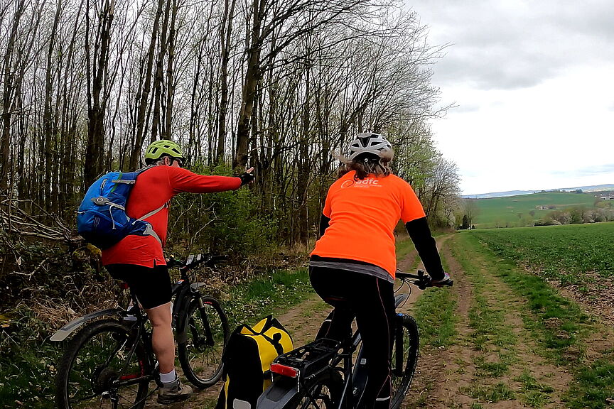 ADFC Schwalmstadt Frühlingstour auf Knüllwegen 2 Radler, von hinten, Flur