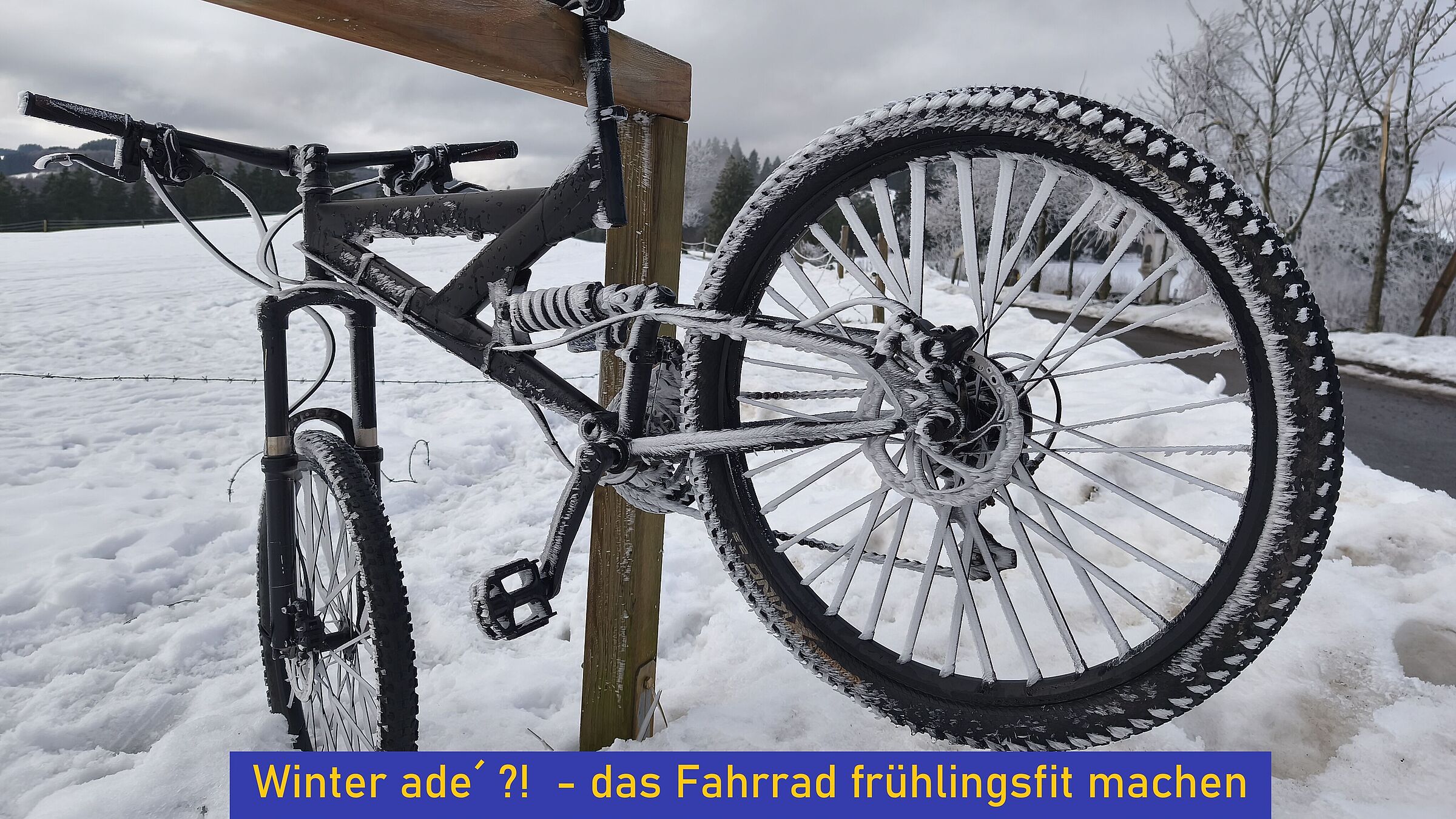 Fahrrad in Eis und Schnee