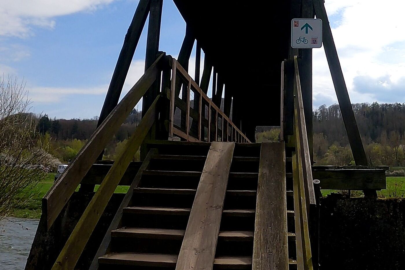 3-Flüsse-Radtour_Edertal_steile_Holzbrücke