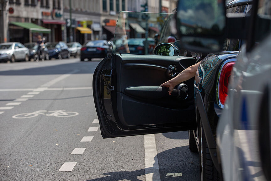Dooring Sich plötzlich öffnende Autotür, Dooring