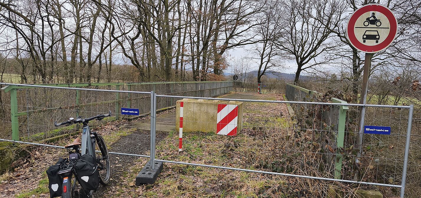 Gesperrte Fahrradbrücke über die Kanonenbahn bei Rörshain