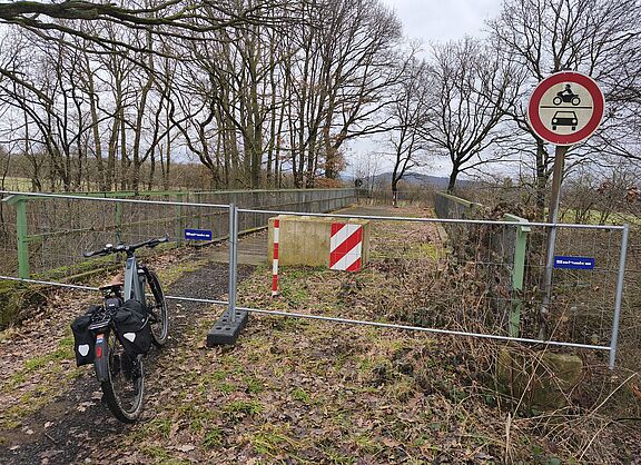 Gesperrte Fahrradbrücke über die Kanonenbahn bei Rörshain