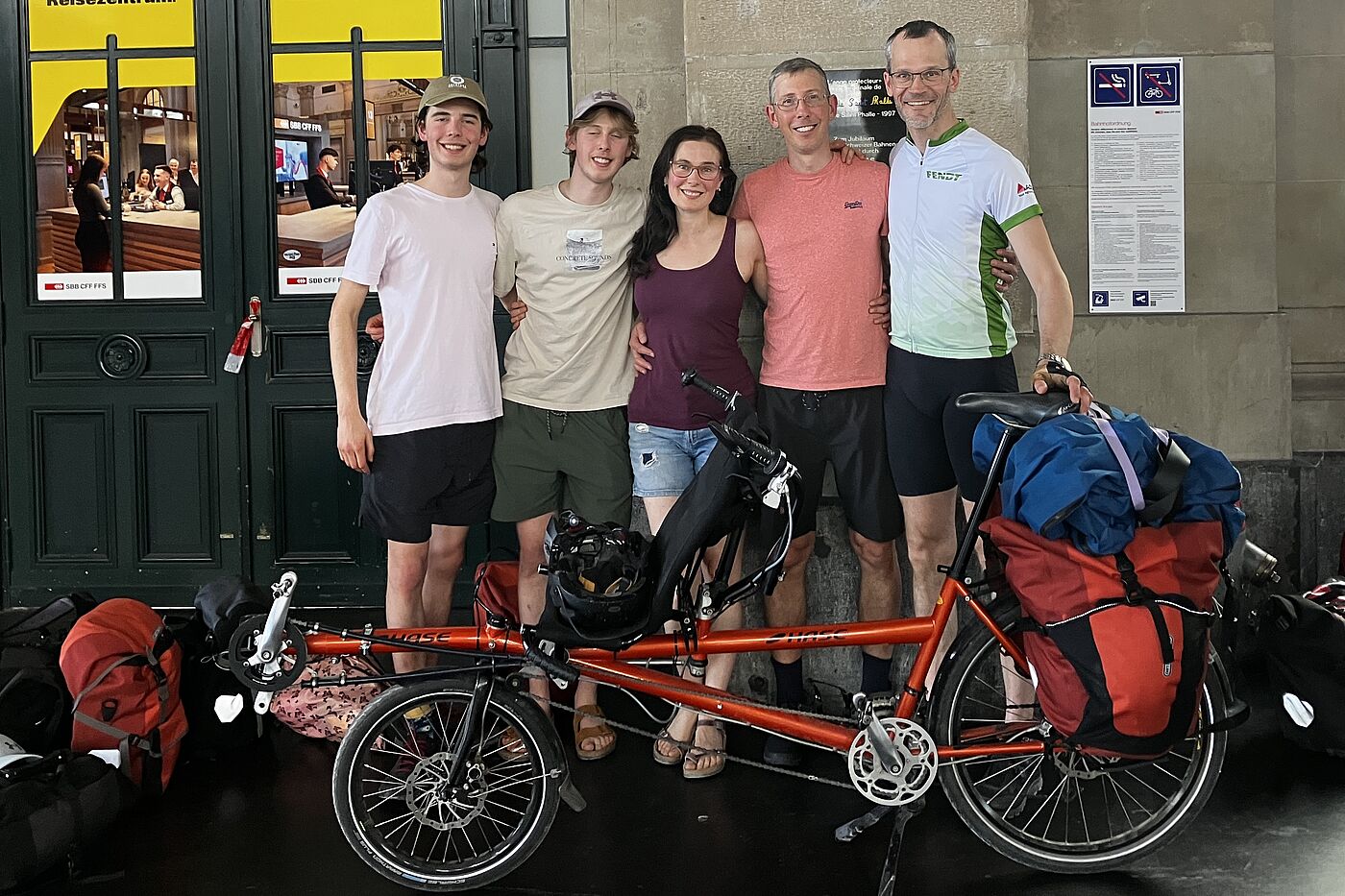 5 Personen mit Tandem und Gepäck