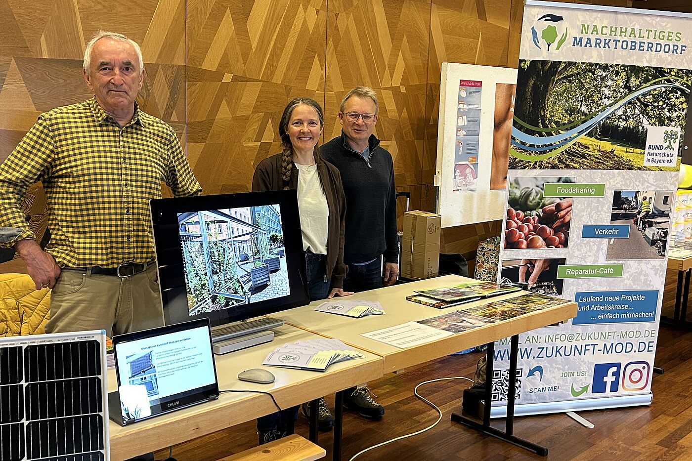 Infostand mit 3 Personen