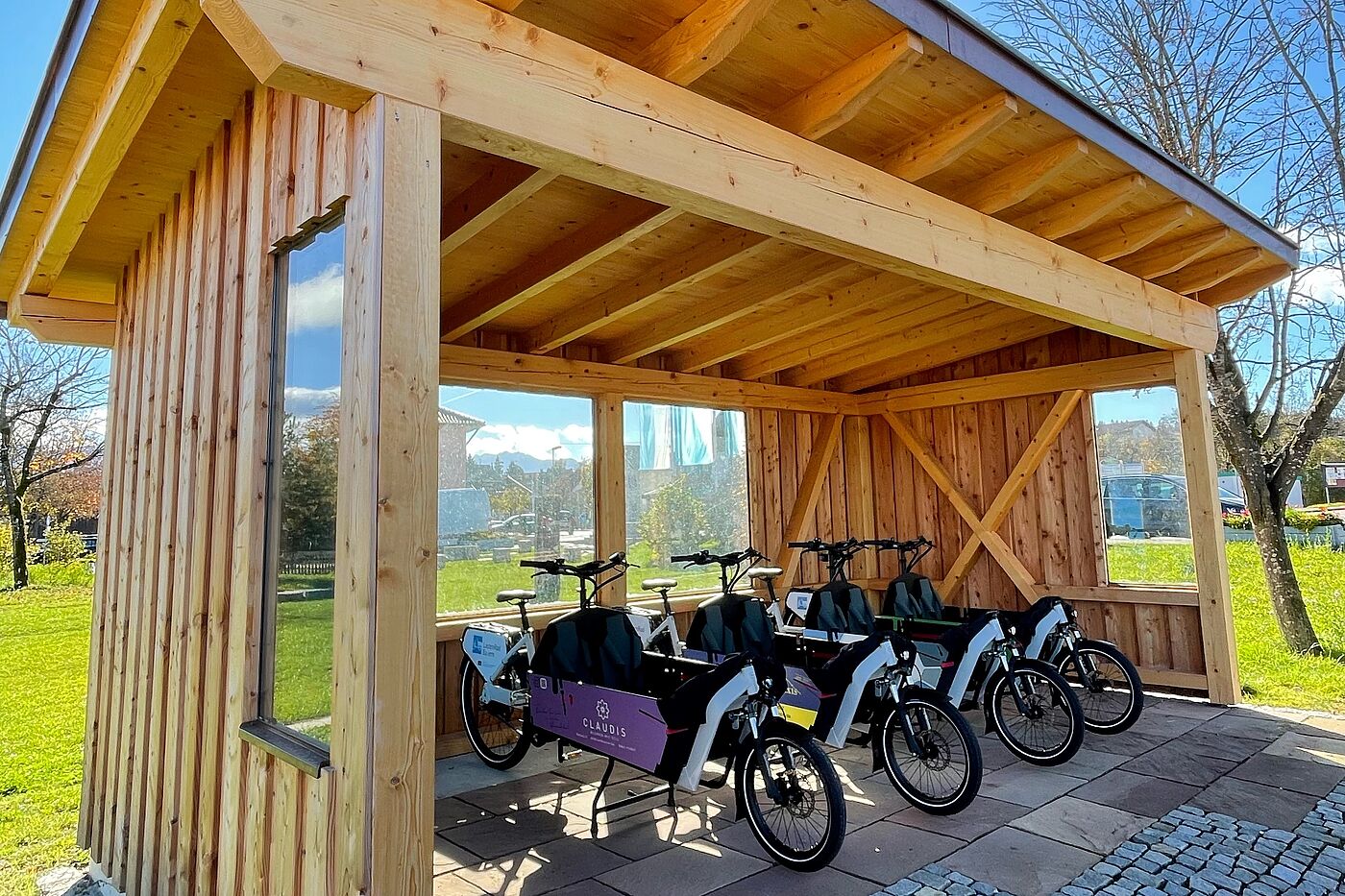 Lastenradstation Lastenräder im Unterstand aus Holz
